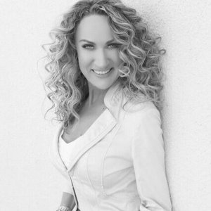 Tracey V.