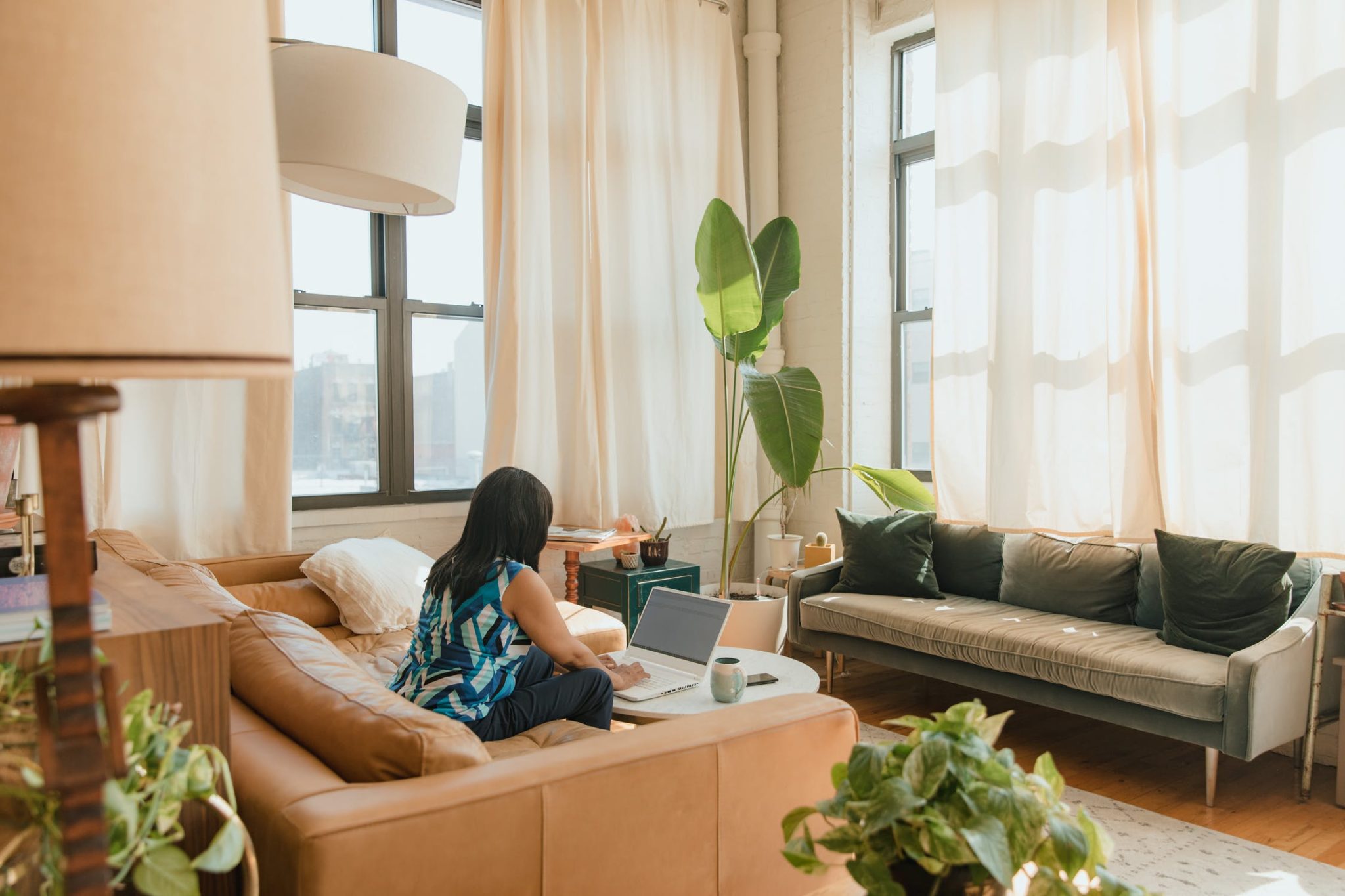 woman working how business coaching helps you stay motivated